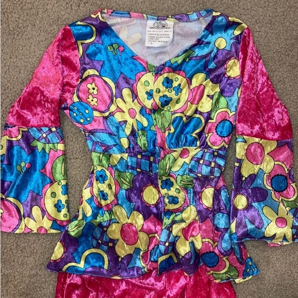 Girl’s Hippie costume - small (6-9 yo) measurements in description - Picture 2 of 5